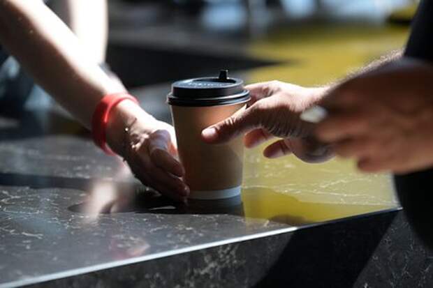 Россияне переходят на кофе из автоматов: продажи навынос снизились