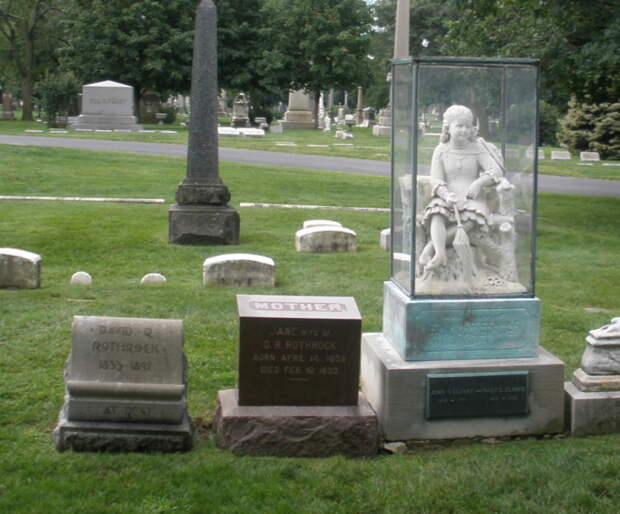 Могила Инес Кларк, на которой установлен памятник, нагоняющий жуть-тоску.