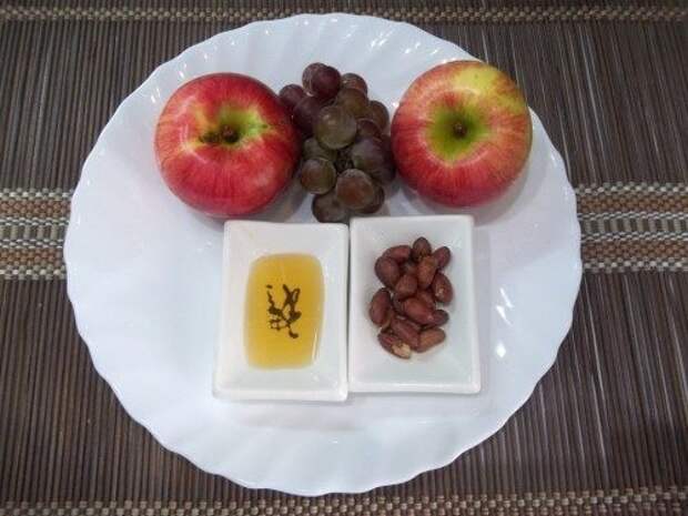 Яблоки, запеченные с орехами и виноградом