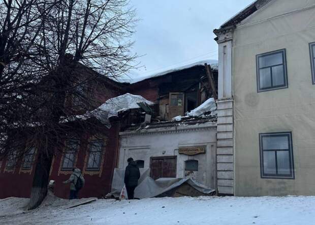 В Туле на улице Октябрьской обрушилась часть фасада старинного дома
