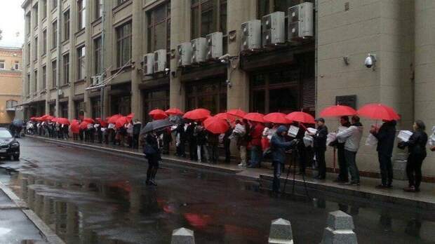 Активисты передали миллион подписей против пенсионной реформы прямо в администрацию президента ynews, активисты, видео, интересное, пенсионная реформа, пенсия, подписи, фото