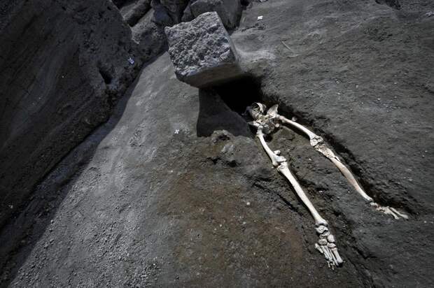Археологи нашли скелет человека, убегавшего от Везувия. Но его остановил не вулкан, а кое-что другое археологи, везувий, вулкан, извержение, помпея, скелет, ученные