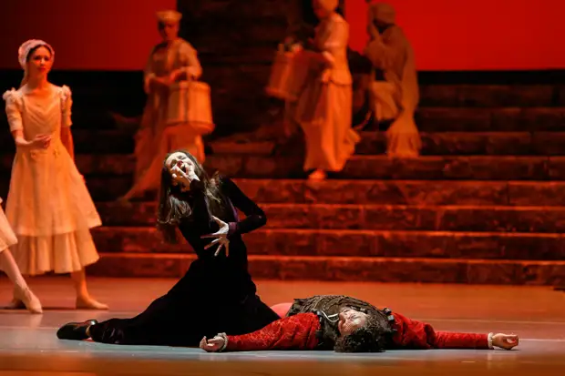 В Петербурге отменены спектакли с участием сбежавшей из России Ренаты Литвиновой