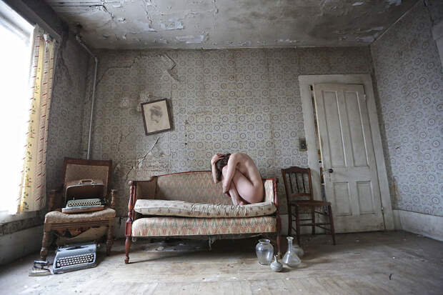 Фотограф превращает заброшенные места в страшные фантазии