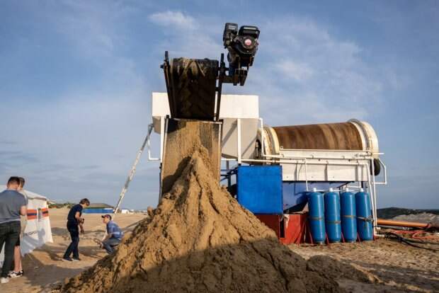 В Анапе грязной замазученный песок вывезут до середины июля