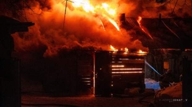 Пожар на ул. Газобетонной в Барнауле / Фото: