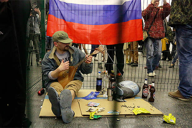 В клетку устроители поместили 