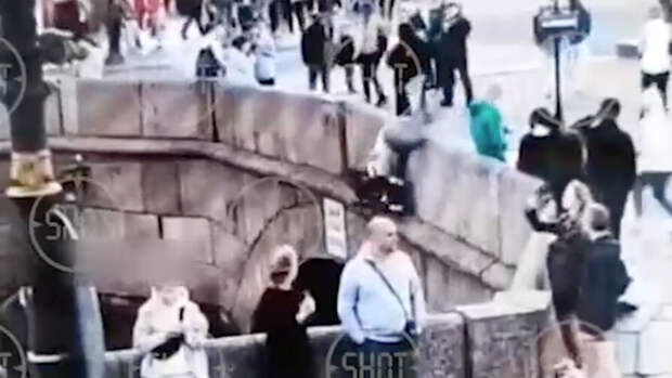 В Санкт-Петербурге молодой человек уронил свою девушку с моста в канал Грибоедова