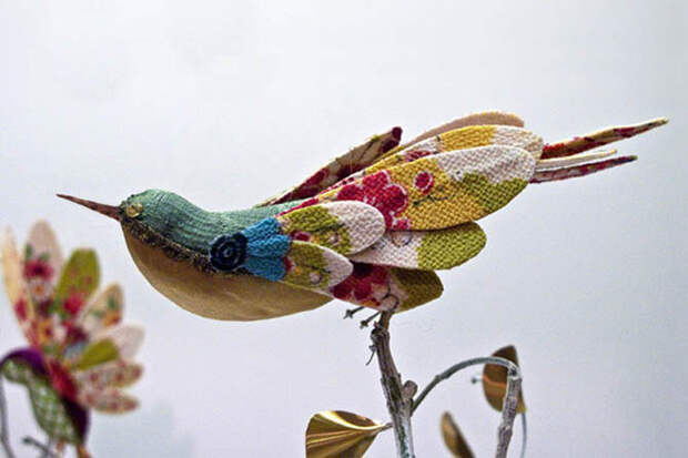 Красочные скульптуры птиц в стиле пэчворк