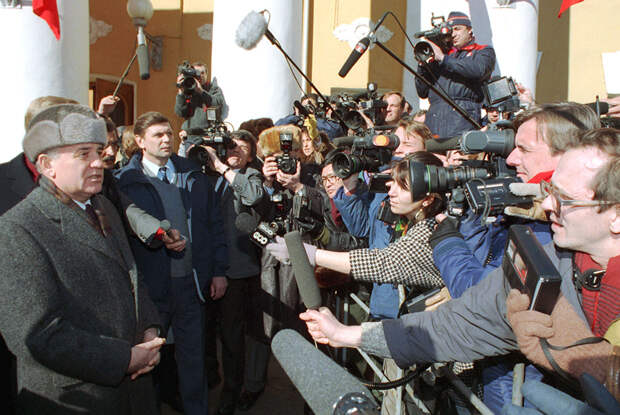 Президент СССР Михаил Горбачев после голосования на референдуме о сохранении СССР