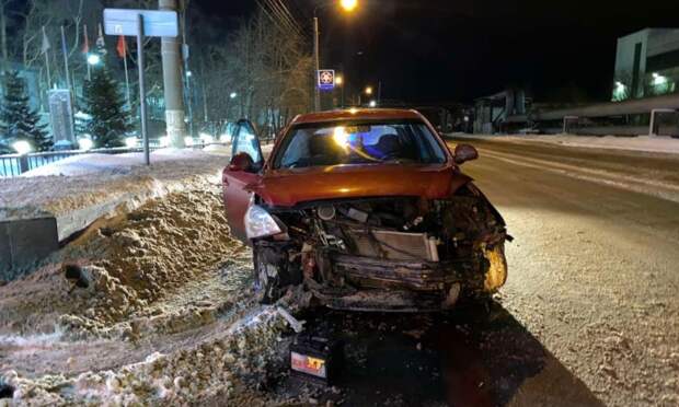 В Северодвинске пьяный водитель иномарки врезался в дорожное ограждение
