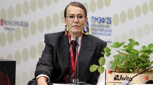 Журналистка Ксения Собчак снялась в атласном платье с глубоким декольте