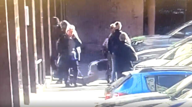 Полиция показала видео задержания наркобарыг и наркоманов в центре Петербурга