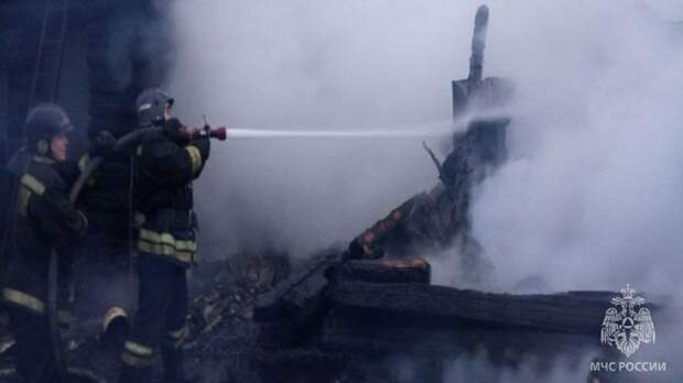 Сразу два пожара произошли ночью в Заринске