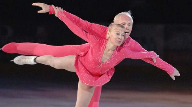 Они — супруги и олимпийские победители. Ему 83, ей — 79. Вы только посмотрите что  они делают на льду!