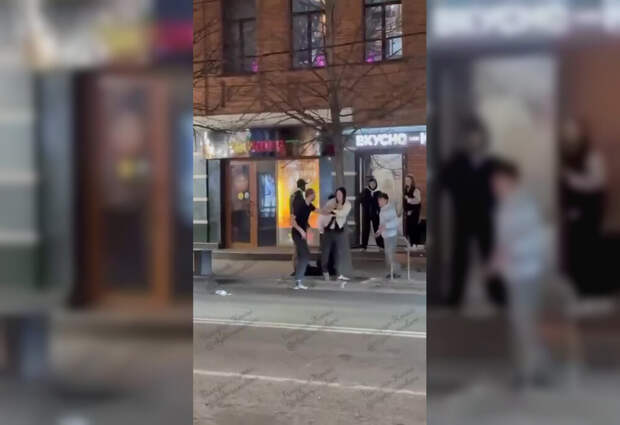 В Краснодаре мужчина избил девушку на глазах прохожих