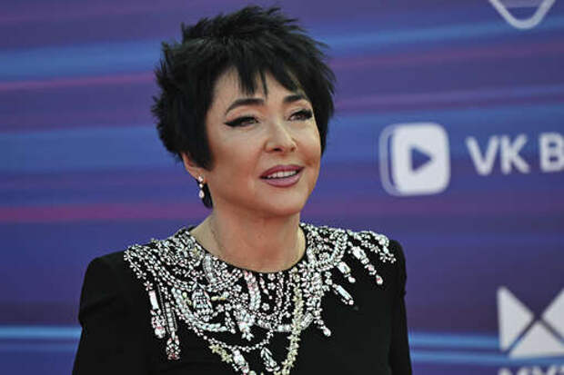 Певица Лолита сообщила, что у нее возник спазм сосудов из-за электронных сигарет