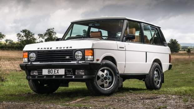 Роли Land Rover Defender и Range Rover в истории автомобилестроения частично совпадают.  Однако британцы больше гордятся Range Rover, который считается первым роскошным внедорожником на планете.  Он известен своими навыками бездорожья, но также предлагает роскошный интерьер, удобную подвеску и революционное купе для своего времени, построенное частично из алюминия, частично из стали. 