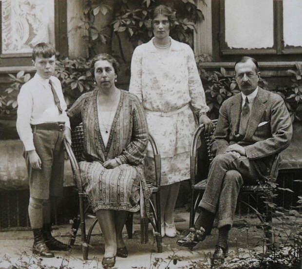 Кирилл Владимирович и Виктория Фёдоровна с детьми Кирой и Владимиром, конец 1920-х