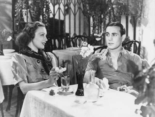 Здесь он с французской киноактрисой (и своей возлюбленной) Мирей Бален в фильме 1937 года   "Неаполь - земля любви". Причёска с бриолином, подкрашенные брови и губы - типичный кинолюбовник довоенного времени.