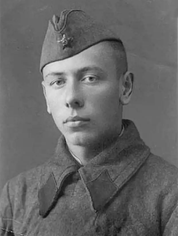 В 1942 он попадает на самое «острие» - под удар немцев, нацеленный на Сталинград. 