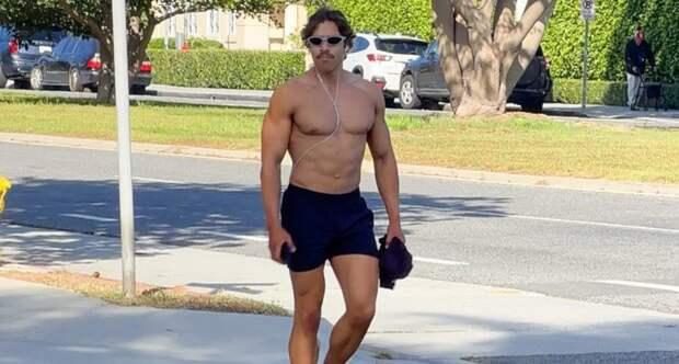 Сын Шварценеггера и его домработницы прогулялся по городу с голым торсом