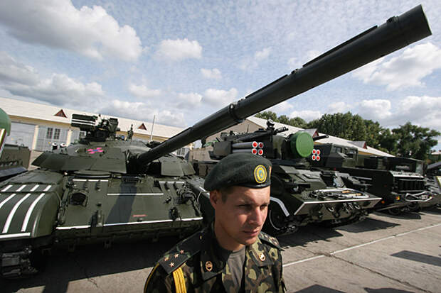 анк Т-64 «Булат» на презентации образцов вооружения и военной техники в расположении отдельного Новороссийско-Киевского полка президента Украины. Фото: Владимир Синдеев / ИТАР-ТАСС, архив