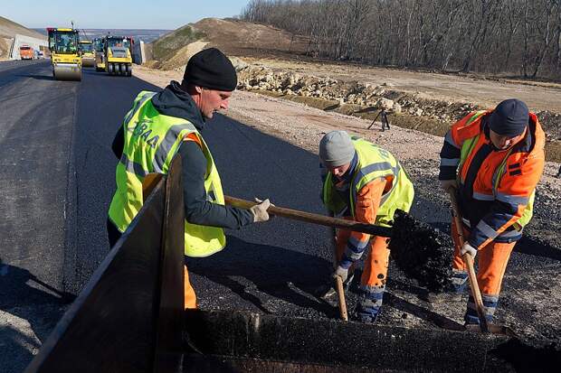 В Крыму идет ремонт и строительство дорог, чего на протяжении 30 лет не было. Фото: Сергей Мальгавко/ТАСС 