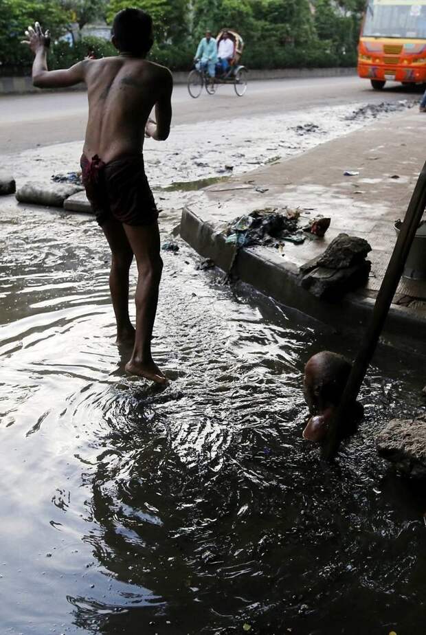 Несмотря на высокую смертность и низкую оплату труда, бангладешцы вынуждены соглашаться на зловонную работу бангладеш, дакка, канализация, мир, работа, сток, фотография