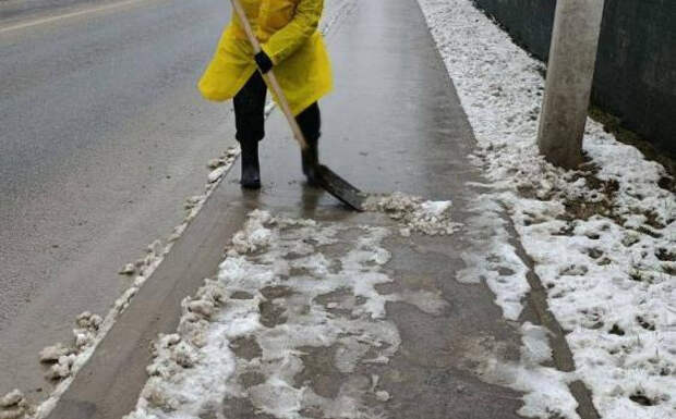 Симферополь продолжают расчищать от снега 