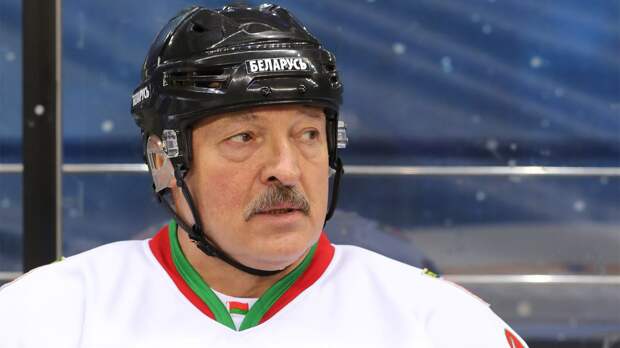 Лукашенко — о падении на хоккейном матче: «Бей своих, чтобы чужие боялись. Обычная рабочая ситуация, все в порядке»