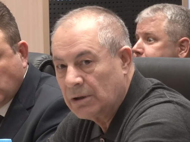 Российский депутат назвал получающих маленькие пенсии россиян «тунеядцами» и «алкашами» Российский депутат назвал получающих маленькие пенсии россиян «тунеядцами» и «алкашами»