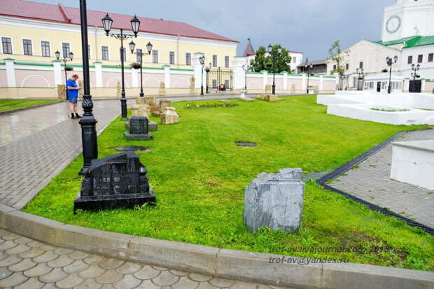 Надгробия на территории Спасо-Преображенского монастыря Казанского кремля