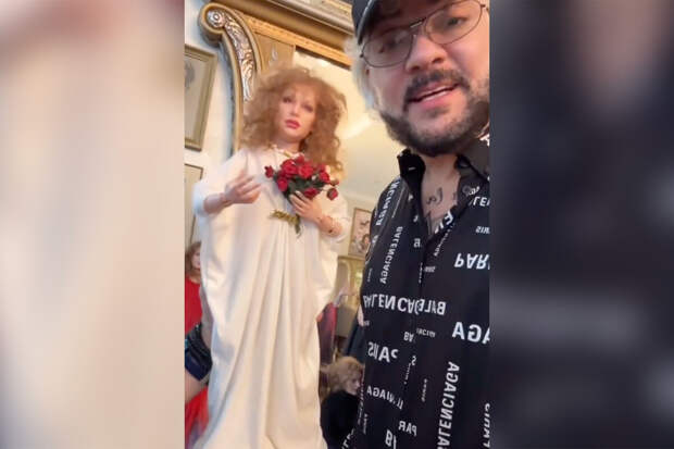 Певец Филипп Киркоров выложил видео с куклой Аллы Пугачевой