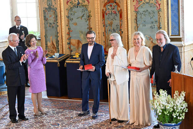 Король Швеции Карл XVI Густав наградил участников группы ABBA орденом Вазы