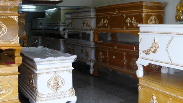 Пьяный житель Ухты разбил витрину ритуального магазина и уснул в гробу