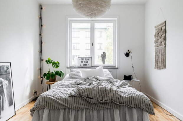 Не стоит ставить кровать у окна. \ Фото: design-homes.ru.