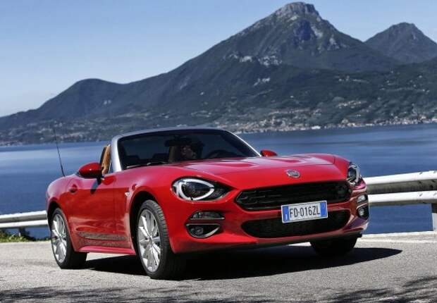 На самом деле число 124 играет большую роль в истории Fiat. Оригинальная модель выпускалась довольно долго - с 1966 по 1985 год, но родстеру 2016 года повезло меньше. Вероятно, причина в том, что на самом деле это был не Fiat, а переработанная Mazda MX-5, которая является самой успешной моделью в этом классе в истории. Основные отличия (помимо дизайна) заключались в том, что Fiat использует трансмиссию MX-5 третьего поколения, поскольку эта коробка передач лучше «понимает» двигатель с турбонаддувом, используемый итальянской компанией, в то время как Mazda продолжала полностью полагаться на атмосферные двигатели. В конце концов, производство Fiat 124 Spider было окончательно остановлено в 2020 году.