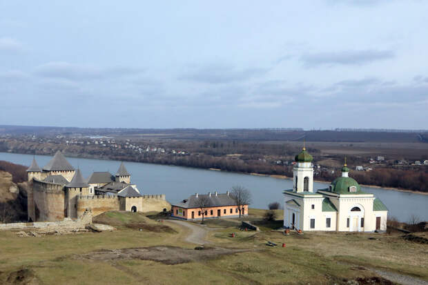 Молдавия ввела режим экологической тревоги из-за разлива топлива в реку Днестр