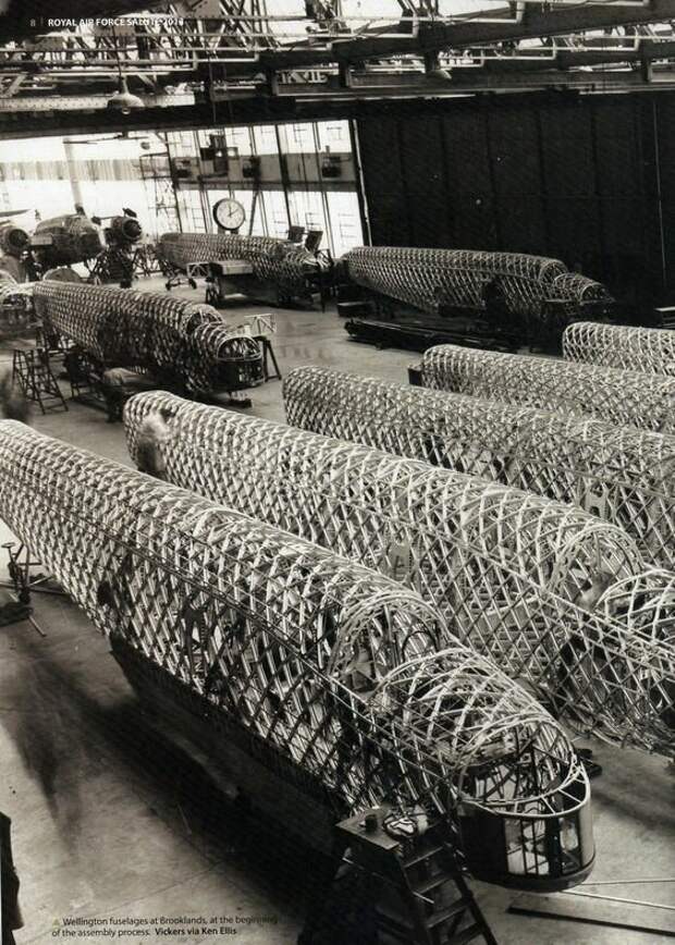 Сборка фюзеляжей тяжёлого бомбардировщика Викерс Веллингтон на заводе в Брукландсе Великая Отечественная Война, архивные фотографии, вторая мировая война