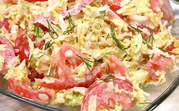 Моментальный салат из помидоров и капусты: готовится в два счета, а не надоедает неделями