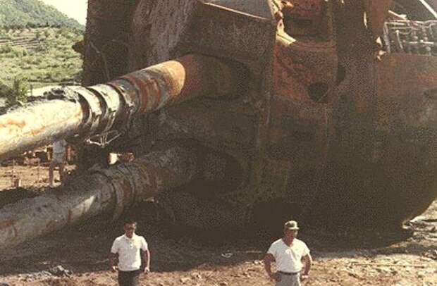Сорванная башня линкора, стрелявшая бронебойными снарядами весом 1,5 тонны