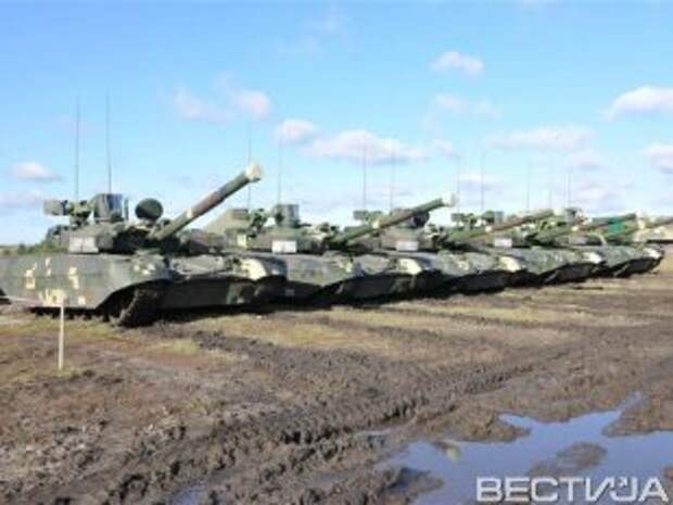 Возле Мариуполя перекрашивают российские танки Возле Мариуполя перекрашивают российские танки