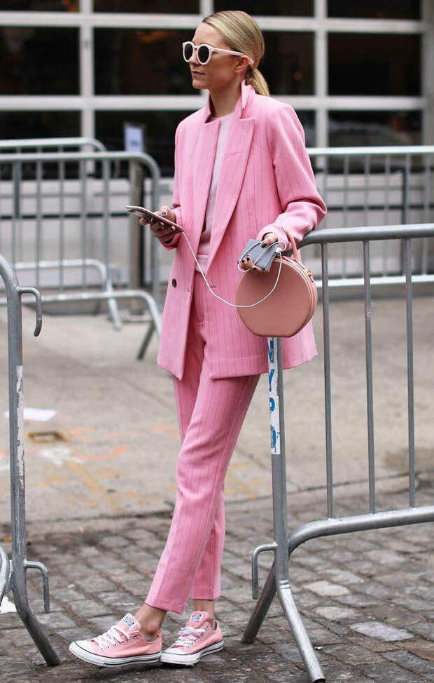 Девушка с маленькой сумочкой и в розовом костюме