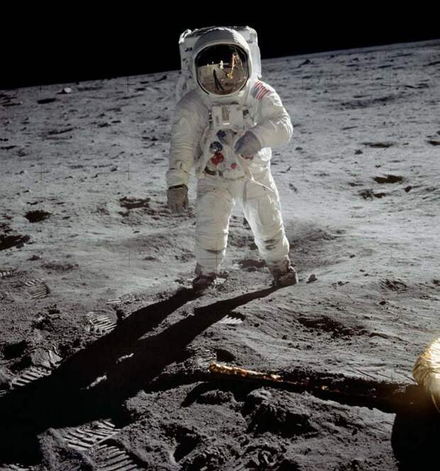 Чтобы максимально снизить вес для возвращения назад на Землю, экипаж Apollo 11 оставил около 100 различных предметов на Луне астронавт, луна, наука, ученые