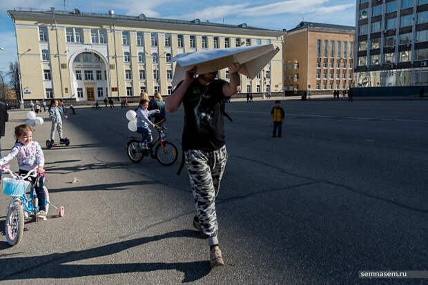 Выходите на площади. Аллея семьи Астрахань.