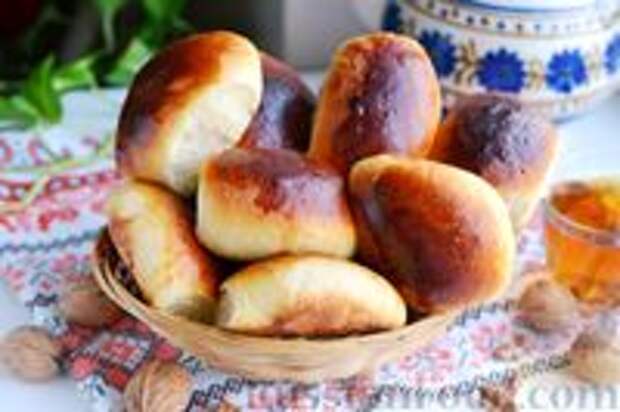 Фото к рецепту: Дрожжевые пирожки с творогом, орехами и мёдом (в духовке)