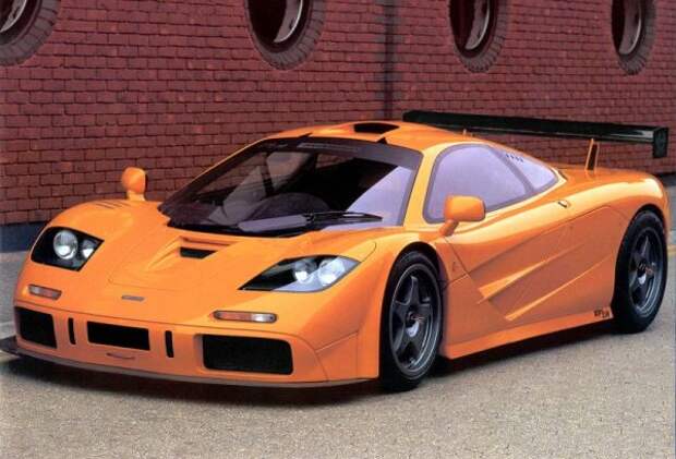 McLaren F1 - это титанический суперкар, разделивший мир на две части: до и после.  После выхода на рынок британский снаряд стал самым быстрым серийным автомобилем с атмосферным двигателем, а также кульминацией инженерного гения Гордона Мюррея.  Это настоящая автомобильная легенда.  В 1998 году Энди Уоллесу удалось развить максимальную скорость 391 км / ч, что сделало McLaren F1 самым быстрым серийным автомобилем в мире, и этот рекорд оставался его собственностью до 2005 года. 