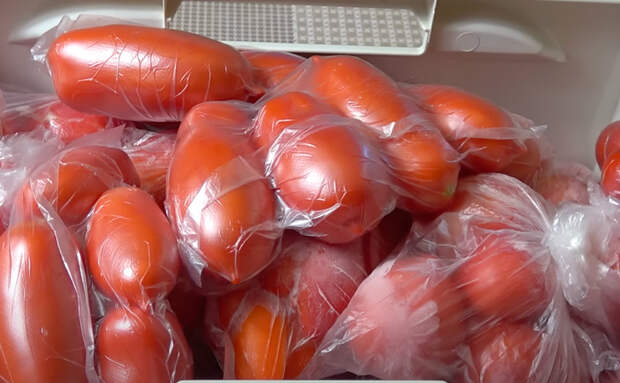 Сохраняем помидоры на целый год. Кладем в пакет, убираем воздух без вакууматора и замораживаем