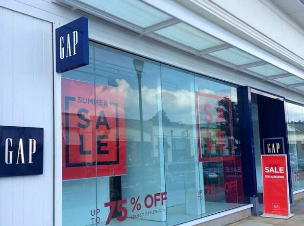 Ритейлер одежды Gap полностью уходит из России